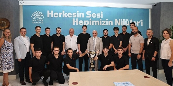 Şampiyonluk sevincini Başkan Şadi Özdemir’le paylaştılar