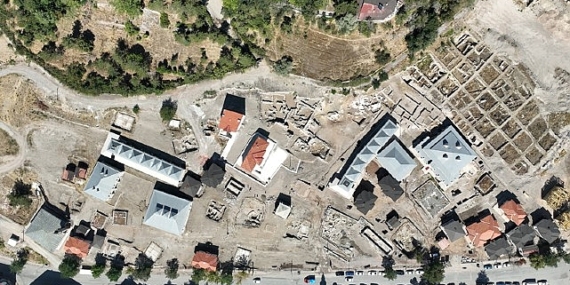 Sivas Kalesi ve çevresinin turizme kazandırılması amacıyla Belediye tarafından uygulanan projede çalışmalar aralıksız devam ediyor.