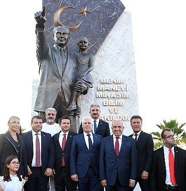 zafer-bayrami-ataturk-aniti-ile-taclandi-CLPIwkYN.jpg