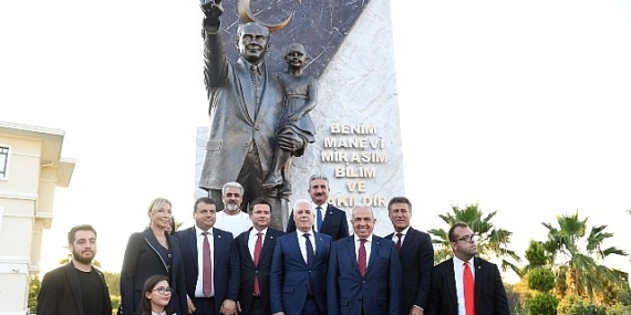 Zafer Bayramı, Atatürk Anıtı ile taçlandı
