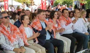 12-kavacik-uzum-festivali-basladi-baskan-tugay-ureticilerimizin-her-zaman-yaninda-olacagiz-8W44S1R9.jpg