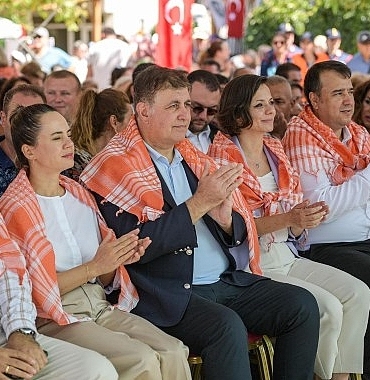 12-kavacik-uzum-festivali-basladi-baskan-tugay-ureticilerimizin-her-zaman-yaninda-olacagiz-8W44S1R9.jpg