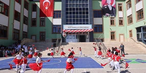 2024-2025 Eğitim-Öğretim yılı ilköğretim haftası kutlama programı, Şehit Durmuş Ali Uzun İlkokulu’nda gerçekleştirildi.