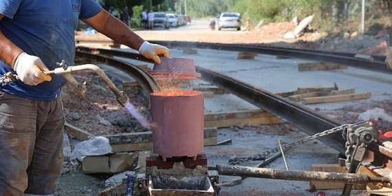 Alikahya Tramvay Hattı’nda raylar döşeniyor