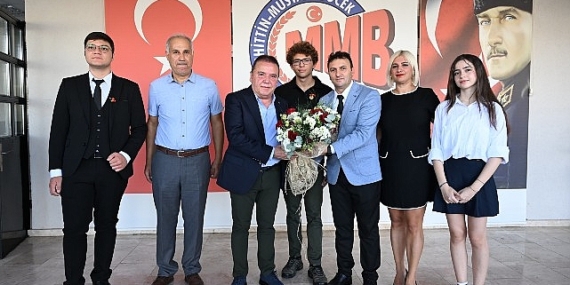 Başkan Muhittin Böcek yeni eğitim-öğretim yılı açılışında öğrencileri yalnız bırakmadı