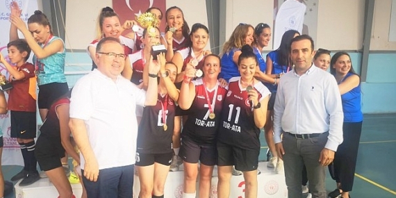 Foça’daki turnuvada Evinin Sultanları, Filenin Sultanlarına taş çıkarttı