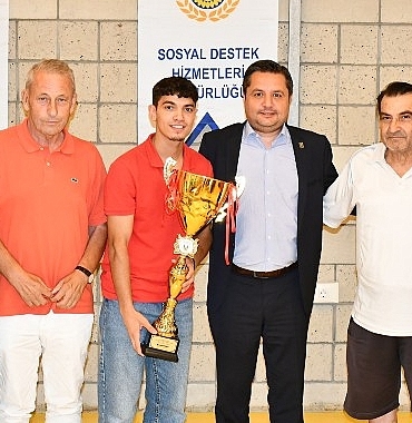 futbol-turnuvasinda-dereceye-giren-takimlara-kupalari-verildi-7kc4b3cr.jpg