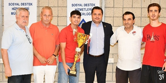 Futbol turnuvasında dereceye giren takımlara kupaları verildi