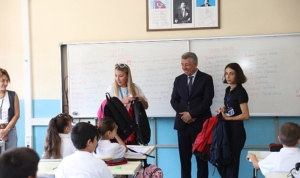 guzelbahce-belediyesinden-ogrencilere-canta-ve-kirtasiye-destegi-jU2wF561.jpg