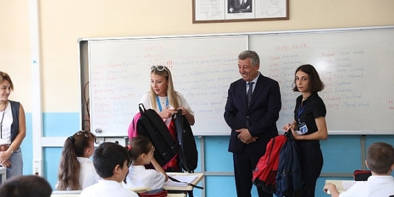 Güzelbahçe Belediyesi’nden Öğrencilere Çanta ve Kırtasiye Desteği