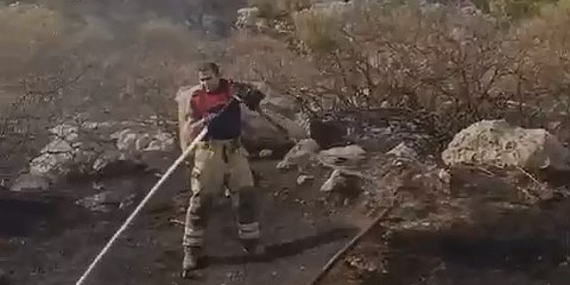 İki ilçede çıkan yangınlara İzmir İtfaiyesi’nden hızlı müdahale