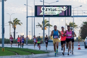 izmirde-uluslararasi-9-eylul-izmir-yari-maratonuyla-kurtulus-coskusu-basladi-B9lTvJSz.jpg