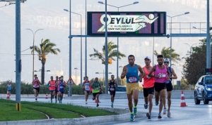 izmirde-uluslararasi-9-eylul-izmir-yari-maratonuyla-kurtulus-coskusu-basladi-B9lTvJSz.jpg