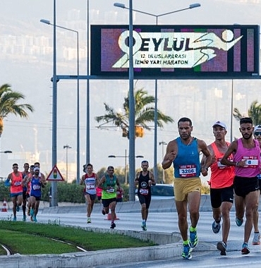 izmirde-uluslararasi-9-eylul-izmir-yari-maratonuyla-kurtulus-coskusu-basladi-B9lTvJSz.jpg
