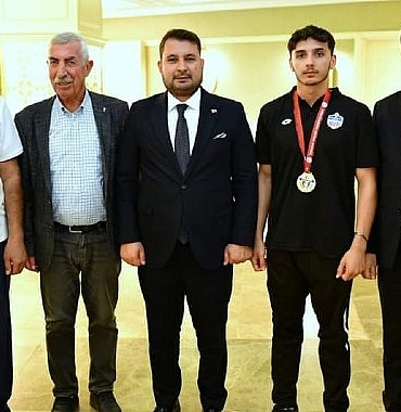 kahramankazan-belediyespor-halter-takimi-sporcusu-berat-ergun-yildizlar-turkiye-halter-sampiyonasinda-altin-madalya-kazandi-1YAvVbBW.jpg