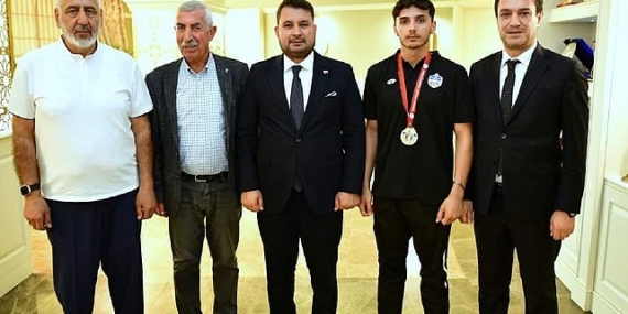Kahramankazan Belediyespor Halter Takımı sporcusu Berat Ergün, Yıldızlar Türkiye Halter Şampiyonası’nda altın madalya kazandı