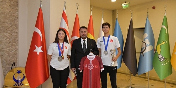 Kahramankazan Belediyespor Kulübü sporcuları, Kahramankazan Belediye Başkanı Selim Çırpanoğlu’nu makamında ziyaret etti.