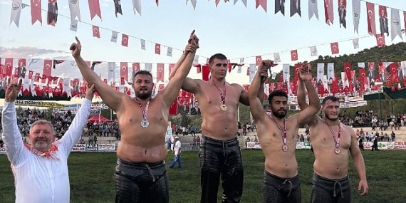 Kemer Belediye güreşçisinden çifte kürsü