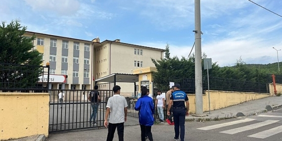 Kocaeli Büyükşehir Belediyesi Zabıtası, KPSS’ye girecek olan öğrencilere yardımcı oldu