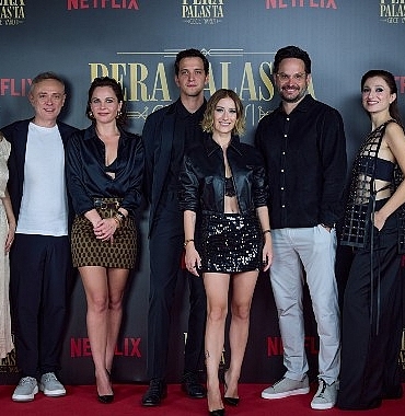 netflix-pera-palasta-gece-yarisi-2-sezon-lansmanini-ekibin-bir-araya-geldigi-ozel-bir-3RkWFFs2.jpg