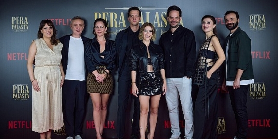 Netflix, “Pera Palas’ta Gece Yarısı” 2. sezon lansmanını ekibin bir araya geldiği özel bir yemekle kutladı.