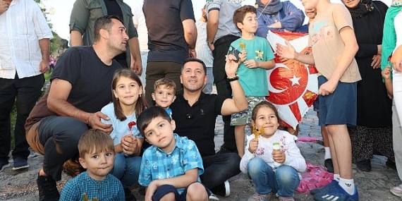 Nevşehir Belediyesi’nin Kayaşehir’de düzenlediği Uçurtma Şenliği renkli görüntülere sahne oldu