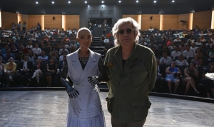 okan-bayulgen-ile-robot-sophia-izmirliler-ile-bir-araya-geldi-dRQXDMHV.jpg