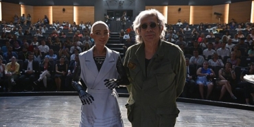 okan-bayulgen-ile-robot-sophia-izmirliler-ile-bir-araya-geldi-dRQXDMHV.jpg