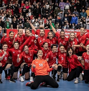 prontotour-euro-2024-yolunda-kadin-hentbol-milli-takiminin-resmi-sponsoru-oldu-XLSVXqfT.jpg