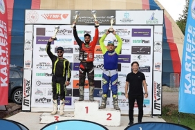 turkiye-super-enduro-sampiyonasinin-3-ayagi-kartepede-gerceklestirildi-sampiyona-da-dereceye-girenler-kupalarini-aldilar-VHflYnrk.jpg