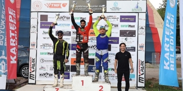 turkiye-super-enduro-sampiyonasinin-3-ayagi-kartepede-gerceklestirildi-sampiyona-da-dereceye-girenler-kupalarini-aldilar-VHflYnrk.jpg