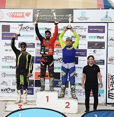 turkiye-super-enduro-sampiyonasinin-3-ayagi-kartepede-gerceklestirildi-sampiyona-da-dereceye-girenler-kupalarini-aldilar-VHflYnrk.jpg