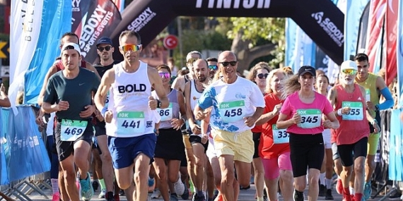 Uluslararası Ayvalık Kurtuluş Yarı Maratonu koşuldu.