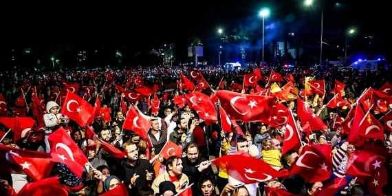 Aliağalılar Cumhuriyet Bayramı’nı Cumhuriyet Meydanı’nda Kutladı