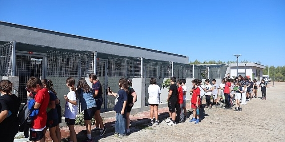 Antalya Büyükşehir Belediyesi Sokak Hayvanları Bakımevi’ne öğrencilerden ziyaret