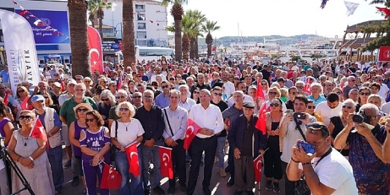 Ayvalık’ta 8 Ekim Salı günü sabah saatlerinde Atatürk Anıtı’na yapılan saldırıya vatandaşlardan tepki yağdı.