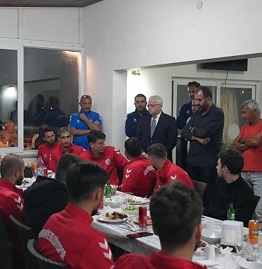 baskan-deveciler-burhaniye-belediyespor-futbol-a-takimi-ile-yeni-sezon-oncesi-moral-yemeginde-bulustu-FGalZfA7.jpg