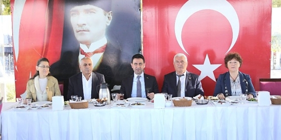 Başkan Önal, muhtarlarla buluştu: “Bayraklı için gece gündüz çalışıyoruz”