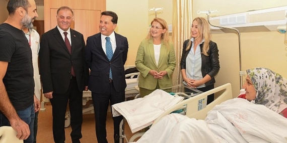 Başkan Ovalıoğlu, metrobüste doğan bebeği ziyaret etti.