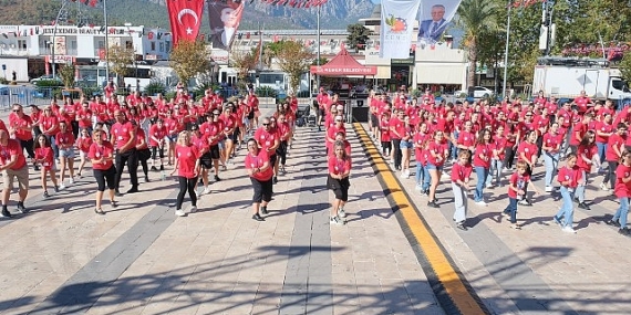 Başkan Topaloğlu’ndan 430 dansçı karşısında zeybek