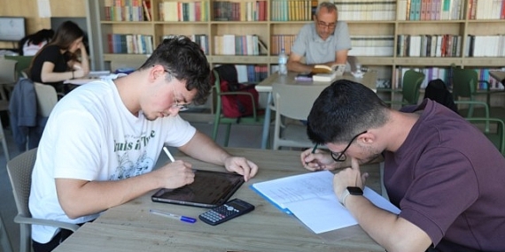 Bayraklı kütüphaneleri gençlerin hayallerine kapı açtı