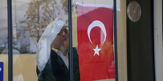 Büyükşehir 12 ilçede 25 bin Türk Bayrağı dağıttı