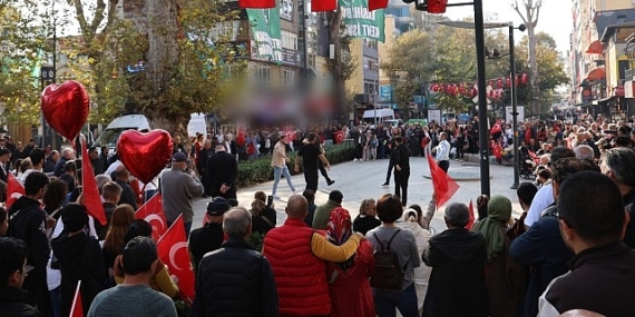 Cumhuriyet Bulvarı’nda zeybek gösterisi