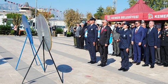 Cumhuriyet’in 101. yılı dolayısıyla Kemer’de tören düzenlendi.