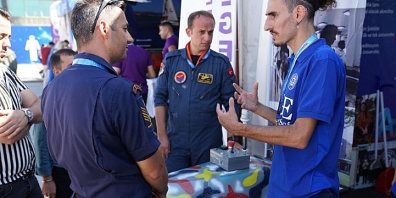 EÜ’nün standı havacılık ve teknoloji tutkunlarının ilgi odağı oluyor