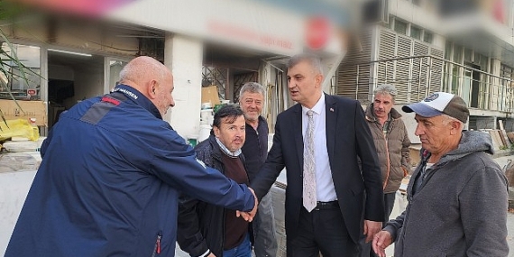 Gölcük Belediye Başkanı Ali Yıldırım Sezer, vatandaşlar ve esnafla bir araya gelerek ilçede devam eden çalışmalar hakkında bilgiler verdi.