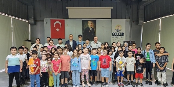Gölcük Belediye Konservatuarı Çocuk Korosu, Şef Turan Yüksel eşliğinde yeni dönem eğitimlerine Sanat Galeri’nde başladı.