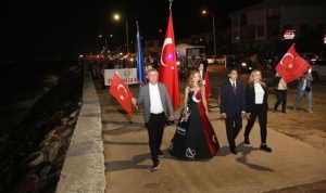 guzelbahcede-101-yil-coskusu-sen-cumhuriyet-tiyatro-oyunu-sergilendi-5YQ7yhAr.jpg