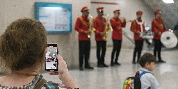 İzmir Metrosu’nda 29 Ekim kutlaması