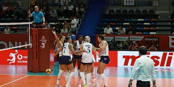 Kadın Voleybol Takımından İlk Maç İlk Galibiyet
